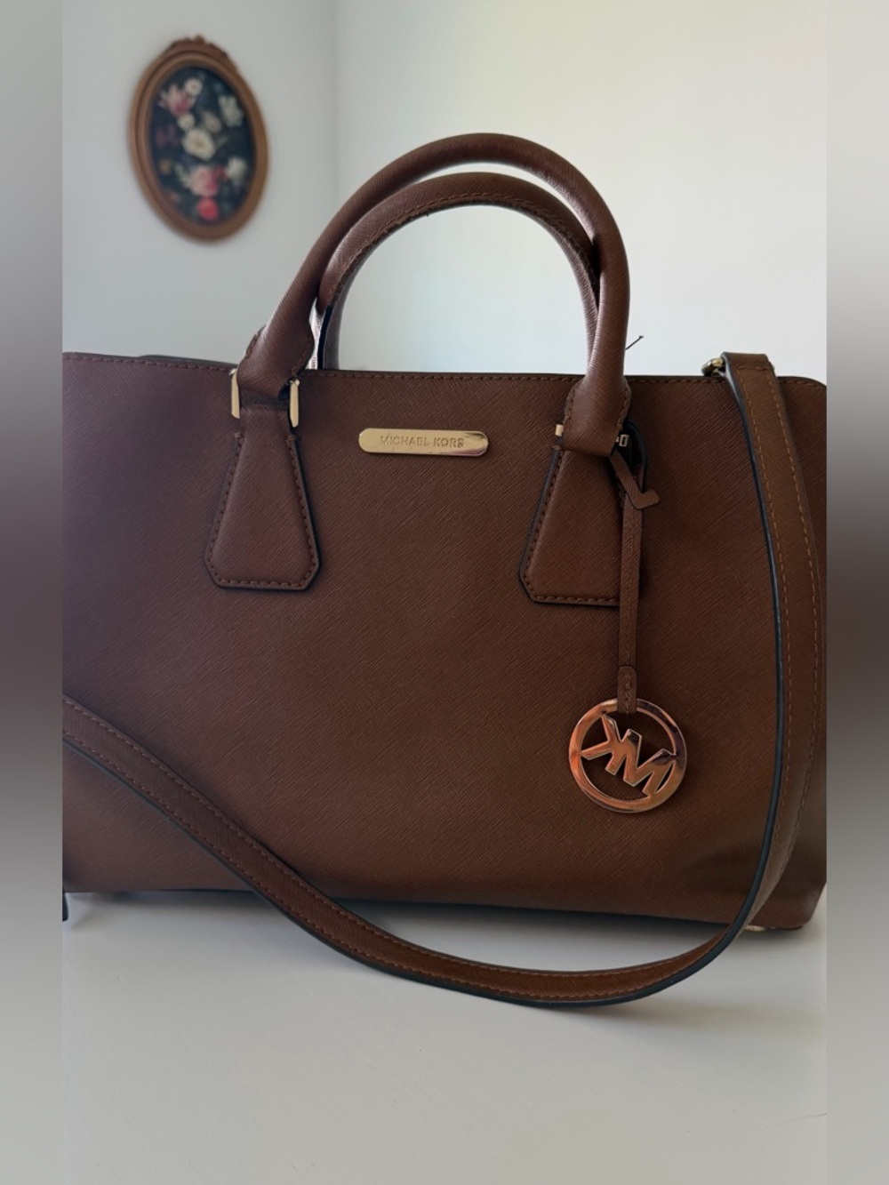 Michael Kors Tan Saffiano Leather Shoulder Bag with Gold Logo Charm - Picture 2 of 10